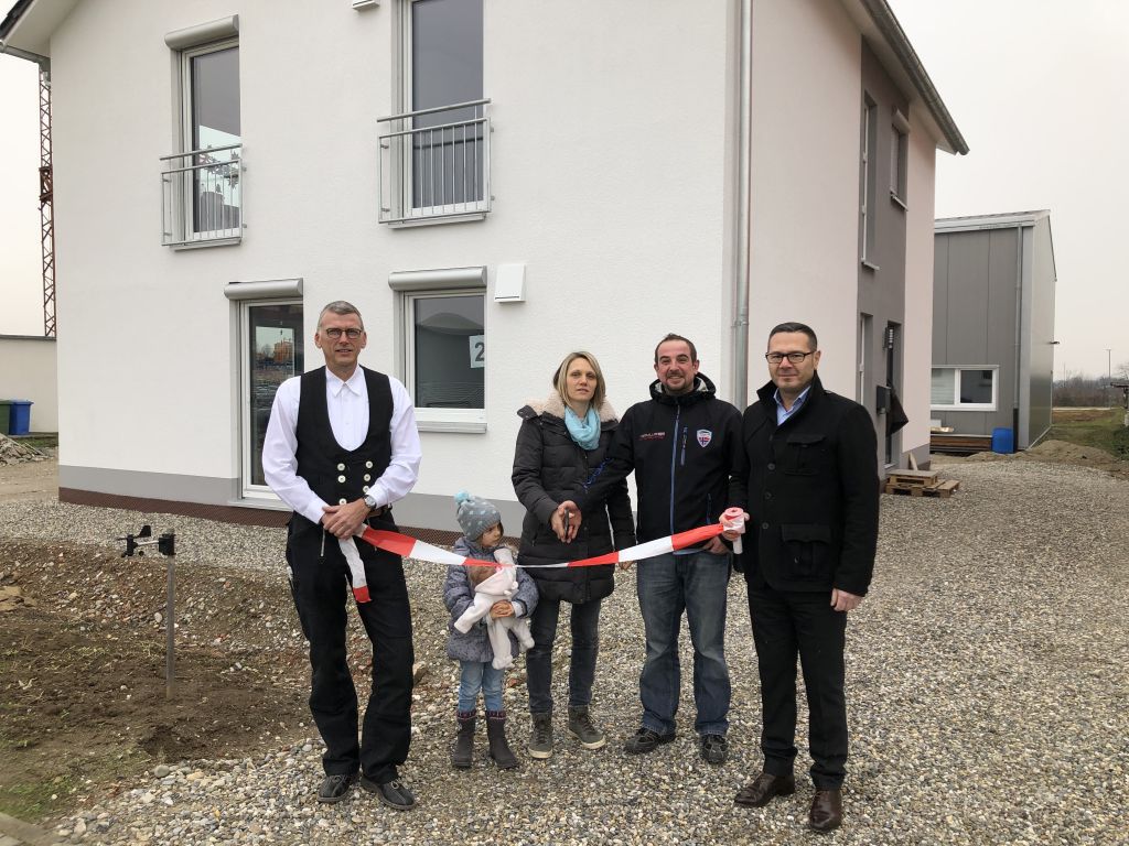 Familie Durand bei der offiziellen Hausübergabe