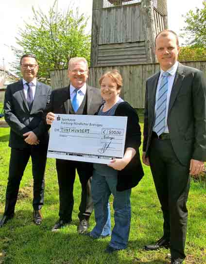 Endingen. Die dritte Übergabe beim Spendenmarathon der Aktion „Endinger spenden für Endinger“ ließ sich vor wenigen Tagen verzeichnen: Heidi Lüders, Leiterin des Kindergartens St. Elisabeth, erhielt vom Initiator der Spendenaktion, dem in Endingen ansässigen Unternehmen GSM Finanzplanung AG, als dritte Empfängerin einen Spendenscheck in Höhe von 500 Euro.